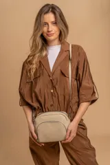 Bandolera color beige con doble compartimento superior con cierre y bolsillo frontal con cierre.