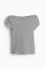 Top corto de punto acanalado a rayas horizontales blancas y negras, con escote bote y mangas cortas.