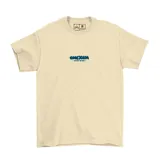 Remera blanca de algodón con estampa en la espalda de una lata de aerosol con brazos y piernas, usando lentes de sol y zapatillas.