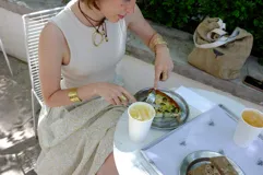 Collar con dije circular irregular de alpaca y plata 925, con hilo de algodón natural.