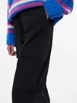 Pantalón cargo negro de corte holgado con cintura elástica y bolsillos laterales.