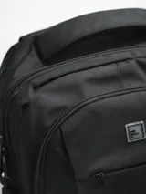 Mochila negra con detalles en rojo, con múltiples compartimentos y cierre con cremallera.