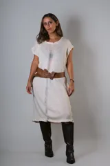Vestido midi color crudo de algodón rústico, con textura central delantera y bordado en la espalda.