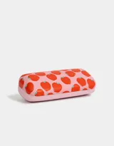 Estuche rígido para anteojos con estampado de manzanas rojas sobre fondo rosa y base con glitter.