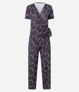 Mono largo de microfibra con estampado geométrico en tonos marrones y blancos. Tiene escote en V, mangas cortas y lazo ajustable en la cintura.