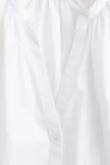 Blusa blanca de popelina de algodón con cuello mao, abertura en V y botones frontales. Mangas globo tres cuartos de corte raglán con puños finos y bajo recto.