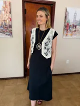 Chaleco color crema con bordados florales en negro y ribete de crochet.