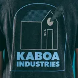 Remera oversize negra con efecto gastado y logo cuadrado con la letra K en la parte inferior izquierda.