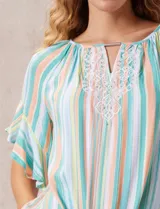 Blusa estampada de rayas verticales en tonos verde, celeste, amarillo y naranja, con cuello cuadrado, escote en V con aplique metálico y bordado con brillos. Tiene mangas cortas amplias y terminación con nudo en el ruedo.