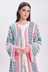 Kaftan largo con estampado geométrico multicolor, mangas anchas y cinturón blanco.