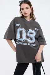 Remera gris oscuro oversize con cuello en V y estampado frontal con el número 09 en celeste y texto "Pimentón Active".