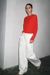Top de punto color rojo, de cuello redondo y manga larga.