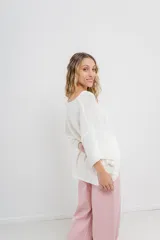 Sweater color crudo de tejido liviano con textura semi traslúcida, escote redondo y mangas amplias estilo murciélago.