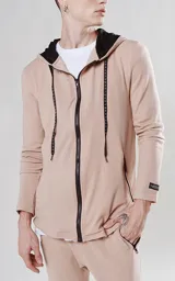Campera beige con cierre frontal, capucha con cordón ajustable, bolsillos laterales con cierre y calce regular.