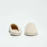 Pantuflas cerradas color beige con interior de felpa.