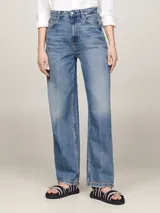 Pantalón de jean celeste de corte amplio, talle alto y pierna recta.