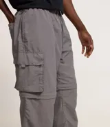 Pantalón paper touch color verde militar, con bolsillos laterales, cintura elástica y cordón de ajuste. Se convierte en bermuda gracias a un cierre a la altura de la rodilla.