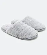 Pantuflas tipo chinela de mujer, color gris claro, con textura de pelo largo y suela fina.