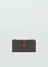 Billetera marrón con estampado de logo, cierre de botón a presión, múltiples ranuras para tarjetas y bolsillo de cremallera.