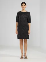 Vestido corto de punto color dorado, con escote barco y mangas cortas.