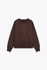 Sudadera azul de cuello redondo y manga larga con acabados en rib.