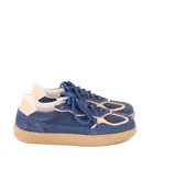 Championes de cuero vacuno color azul marino con detalles en contraste color beige. Diseño de inspiración vintage con suela plana y cordones.