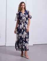 Vestido largo de gasa estampada con flores, escote en V, corte en la cintura y lazo de ajuste.