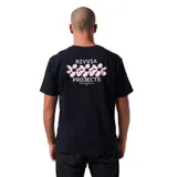 Remera negra de manga corta con estampado pequeño de flores y logo en el pecho. Corte clásico.