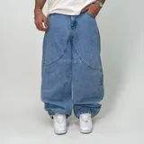 Pantalón de jean celeste, corte ultra baggy, con bolsillos laterales y traseros.