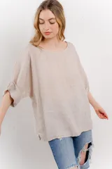 Blusa color beige confeccionada en lino, de corte holgado, mangas 3/4 y cuello redondo.