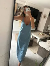 Vestido largo de jean celeste con tirantes finos y escote en forma de V.