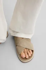 Sandalia plana color beige con dos tiras anchas cruzadas en el empeine, plantilla anatómica y suela de yute.