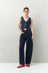 Pantalón de jean azul de corte recto, con tiro alto y bolsillos laterales.