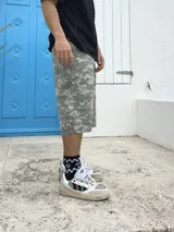 Bermuda corte ancho con estampado camuflado pixelado.