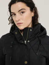 Campera negra acolchada de Tommy Hilfiger con cierre de cremallera, cuello alto con capucha, mangas largas y bolsillos laterales con cremallera.