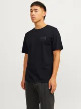 Camiseta negra de manga corta y cuello redondo con logo Jack & Jones estampado en el pecho.
