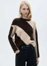 Sweater de punto fino color marrón y beige con diseño de rayas diagonales, cuello redondo, mangas largas y terminaciones en canalé.