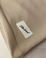 Short color beige de algodón con cordón ajustable en la cintura y dobladillo en la botamanga.