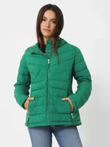 Campera puffer verde con capucha y cierre frontal con cremallera.