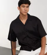 Camisa masculina de lino negro, modelo boxy, con cuello bowling y manga corta.