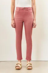Pantalón de jean color rosa gastado, de tiro medio, calce estrecho y largo al tobillo.