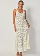 Vestido largo color crema tejido en encaje crochet, con breteles finos y corte recto.