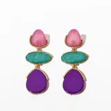 Aros colgantes con tres piezas de resina de diferentes formas y colores: rosa, verde agua y violeta.
