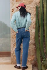 Pantalón de jean azul de tiro alto, corte recto y cinco bolsillos.