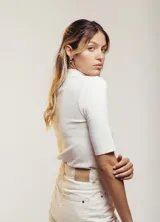 Remera blanca de manga corta y cuello alto.