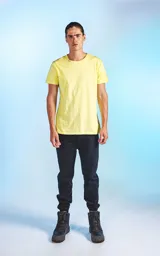 Remera de algodón pima premium color amarillo lima, con corte regular y cuello redondo acanalado al tono.