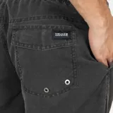 Short de baño negro con cintura elástica ajustable con cordón.