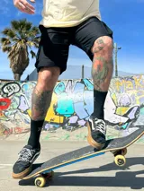 Bermuda cargo color verde militar con bolsillos laterales con solapa, corte recto y largo hasta la rodilla.