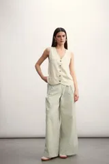 Chaleco negro con escote en V y abotonadura frontal.