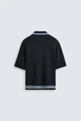 Polo de hombre relaxed fit, tejido de punto con viscosa, color azul marino. Tiene cuello solapa con cierre frontal de botonadura, manga corta, bolsillo de parche en el pecho y rib en los puños y el bajo.
